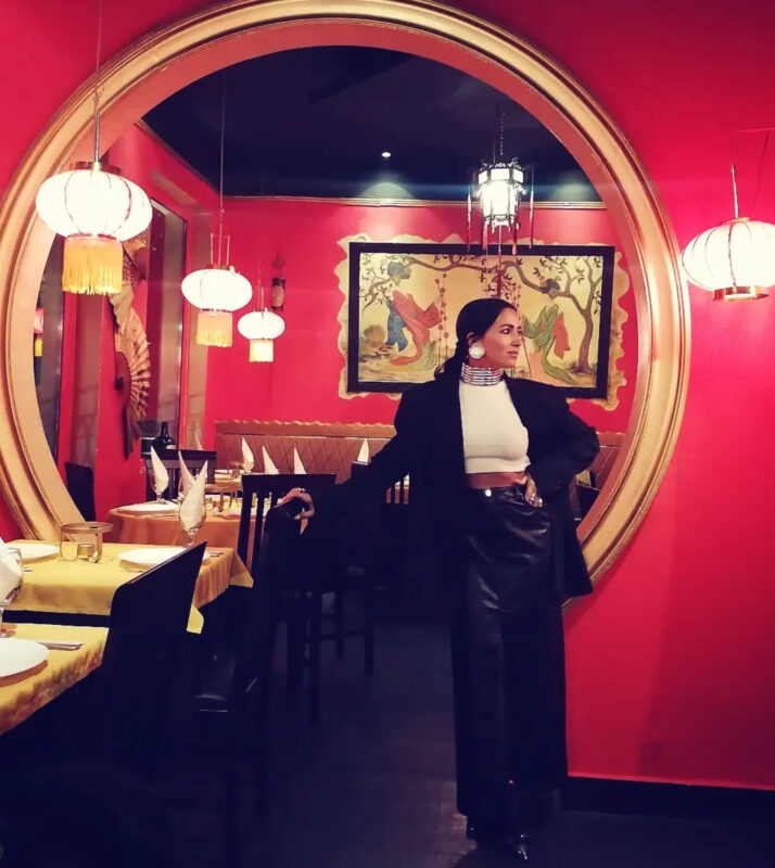 Βραδινή βόλτα με γλυπτό top και τσόκερ