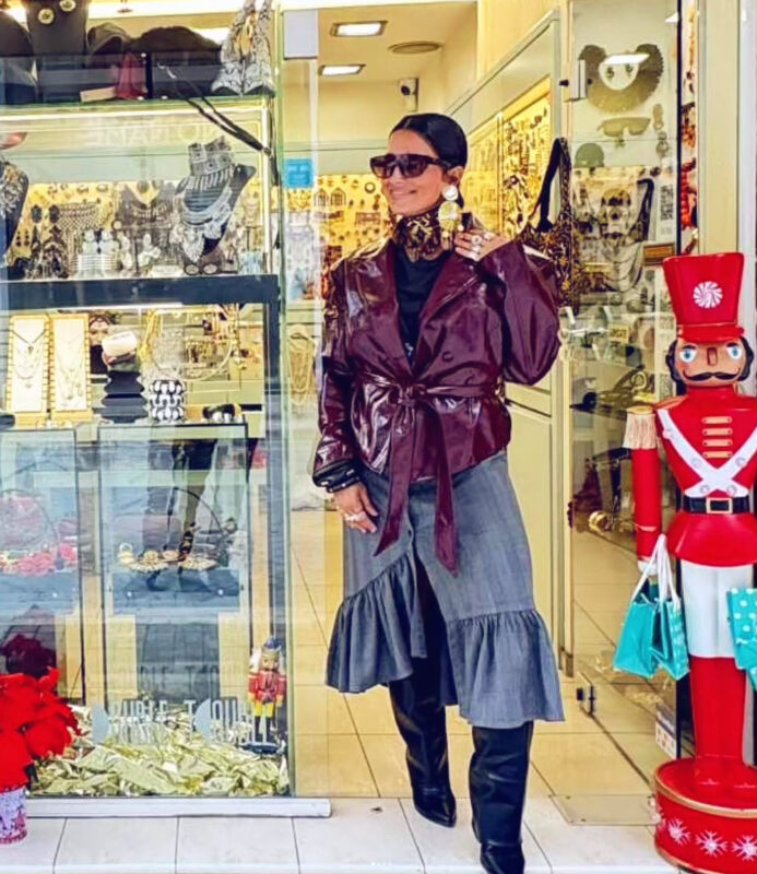 Ελένα έξω από το κατάστημά της Double Trouble στην Πάτρα, Ρήγα Φεραίου 102, με γιορτινό look, statement σκουλαρίκια και τσόκερ, έτοιμη για χριστουγεννιάτικα ψώνια.