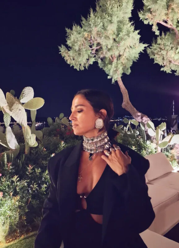 Έλενα με total black βραδινό look, βαρύ μεταλλικό statement τσόκερ, μεγάλα στρογγυλά σκουλαρίκια και πολλά δαχτυλίδια σε roof garden της Αθηναϊκής Ριβιέρας το βράδυ.