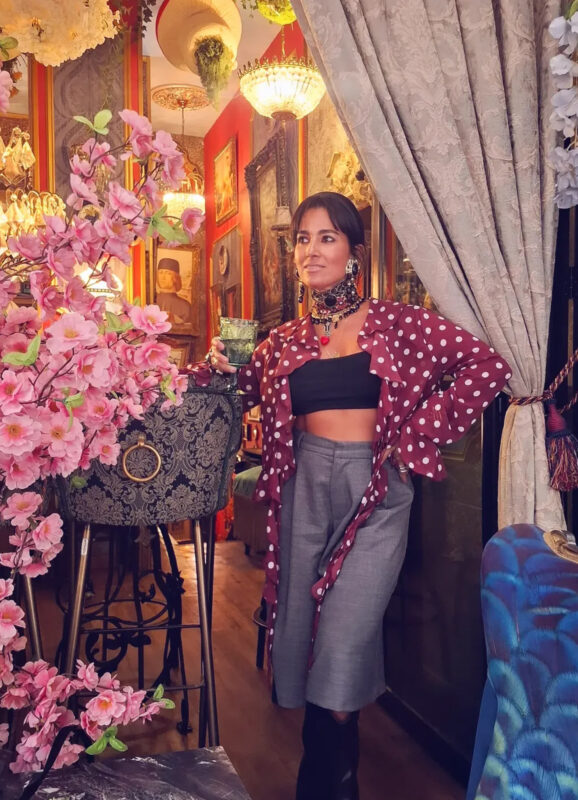 Γυναίκα με crop top, γκρι βερμούδα, πουά κιμονό και statement τσόκερ σε θεατρικό burger place, burger night high fashion look με