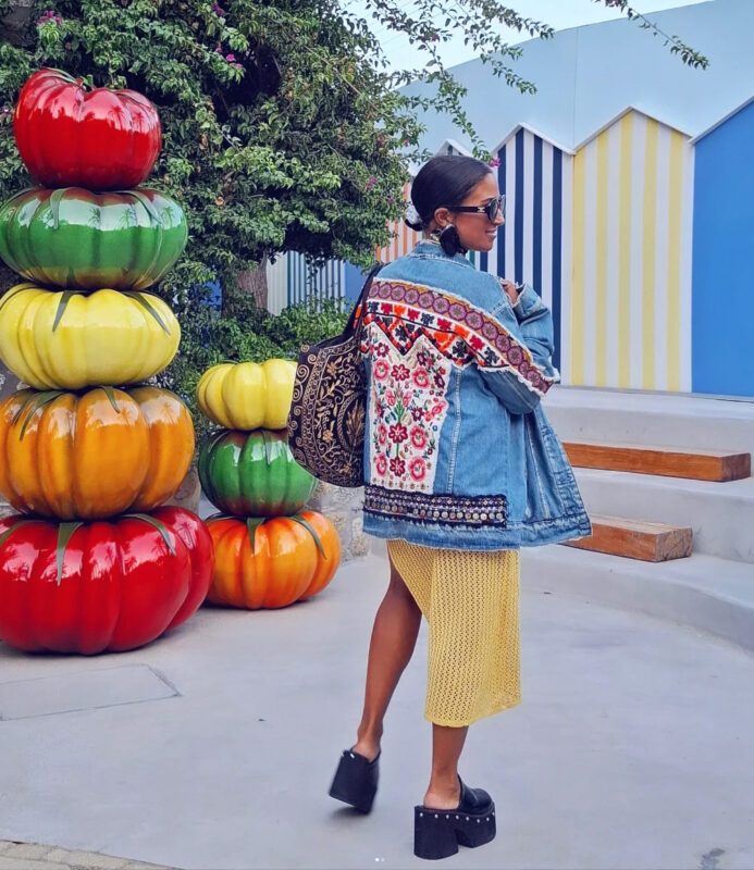 At-home glam look με εντυπωσιακά κοσμήματα, μάξι σκουλαρίκια και μπότες σε minimal σαλόνι.