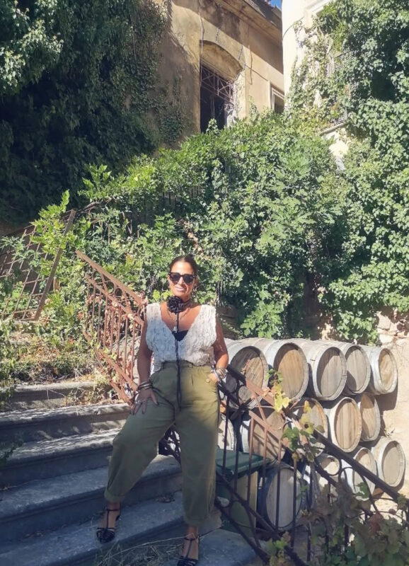 Κυριακάτικη βόλτα στην Αχάια Κλάους Πάτρας με δαντελένιο top, χακί παντελόνι και dramatic choker.