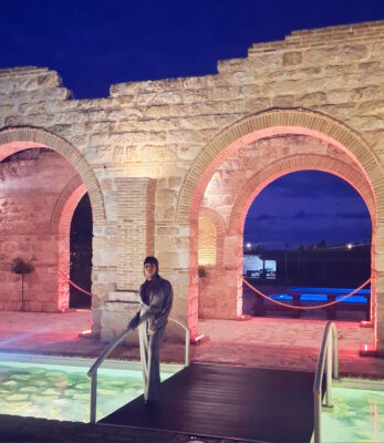 Πώς να φορέσεις denim overalls με μεταλλικά chokers, layering κολιέ, σωστά σκουλαρίκια και arm party για ένα casual look που δείχνει editorial.