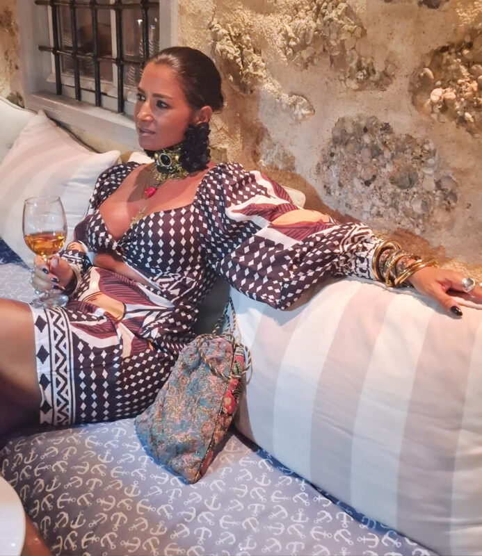 Σπέτσες βραδιά επετείου γάμου με statement τσόκερ και χρυσά βραχιόλια