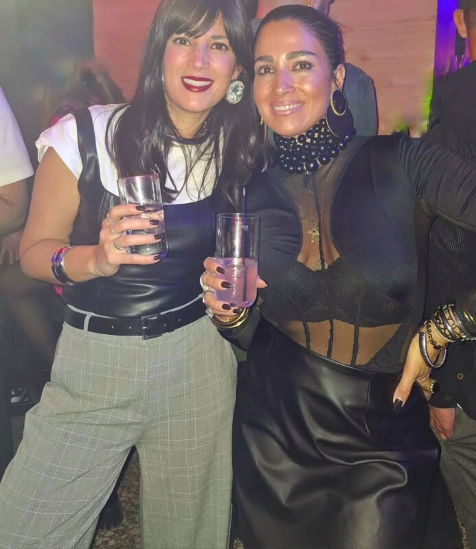 Δύο γυναίκες για ποτό με statement σκουλαρίκια, chunky τσόκερ και βραχιόλια