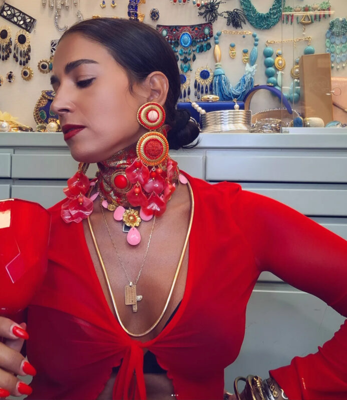 Κόκκινο outfit με maxi κόκκινα σκουλαρίκια, statement τσόκερ και layering κολιέ σε Double Trouble styling