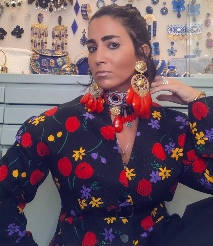 Γυναίκα με print floral φόρεμα και μεγάλα κόκκινα statement σκουλαρίκια με τσόκερ σε Double Trouble styling