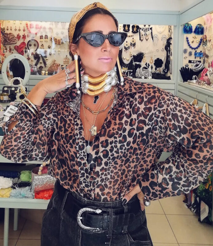 Leopard πουκάμισο με pearl choker, χρυσό layering κολιέ, μακριά σκουλαρίκια και arm party.