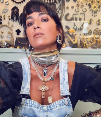 Denim overalls με μεταλλικά chokers, layering κολιέ και statement σκουλαρίκια σε close-up styling.