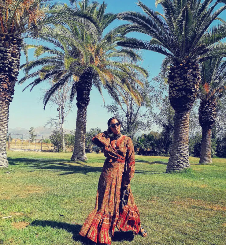 Έλενα με boho maxi φόρεμα και τσόκερ την Πρωτομαγιά στο Ναύπλιο κάτω από φοίνικες.