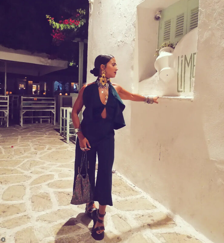 Έλενα με off shoulder τοπ, statement σκουλαρίκια, χρυσό τσόκερ και layered κολιέ στο κατάστημα Double Trouble.
