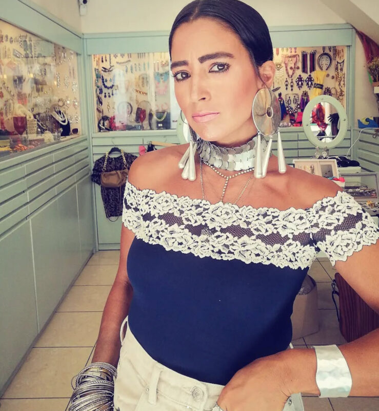 Έλενα στο κατάστημα Double Trouble με off shoulder τοπ, off shoulder XXL σκουλαρίκια, ασημί τσόκερ και ασημί βραχιόλια