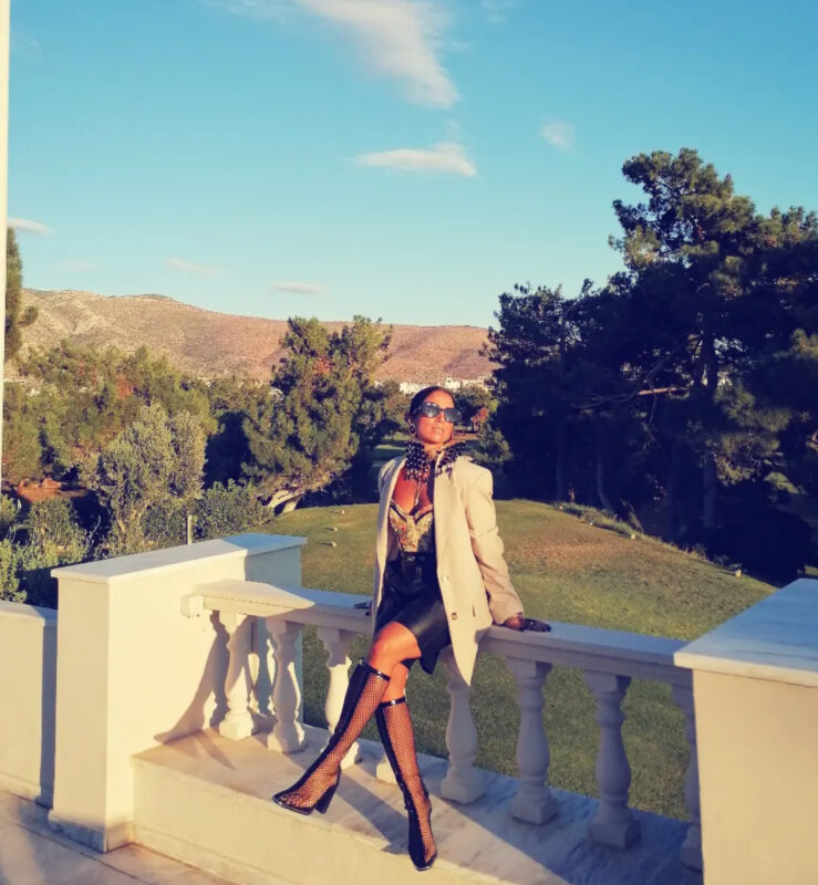 Έλενα καλεσμένη σε βάπτιση στην Αθηναϊκή Ριβιέρα με σακάκι, statement τσόκερ, μεγάλα σκουλαρίκια και θηλυκό look.