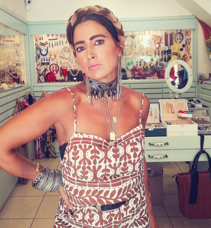 Έλενα με στέκα, print φόρεμα, dramatic τσόκερ, layered κολιέ και μεταλλικά βραχιόλια στο κατάστημα Double Trouble.