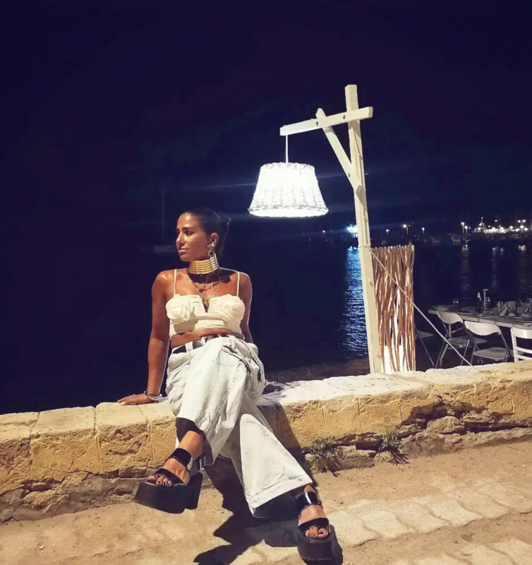 Βραδινό look στις Σπέτσες με λευκό top, denim, τσόκερ και μεγάλα κοσμήματα από την Έλενα του Double Trouble.