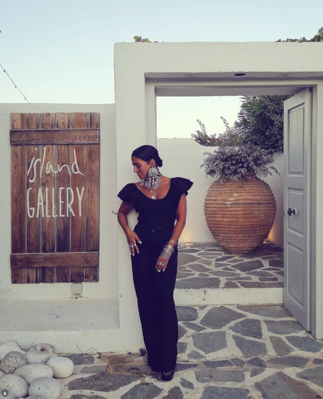 Ελένα με βραδινό look αθηναϊκή ριβιέρα, μαύρο outfit και statement τσόκερ στο Island Resort Athens Riviera.