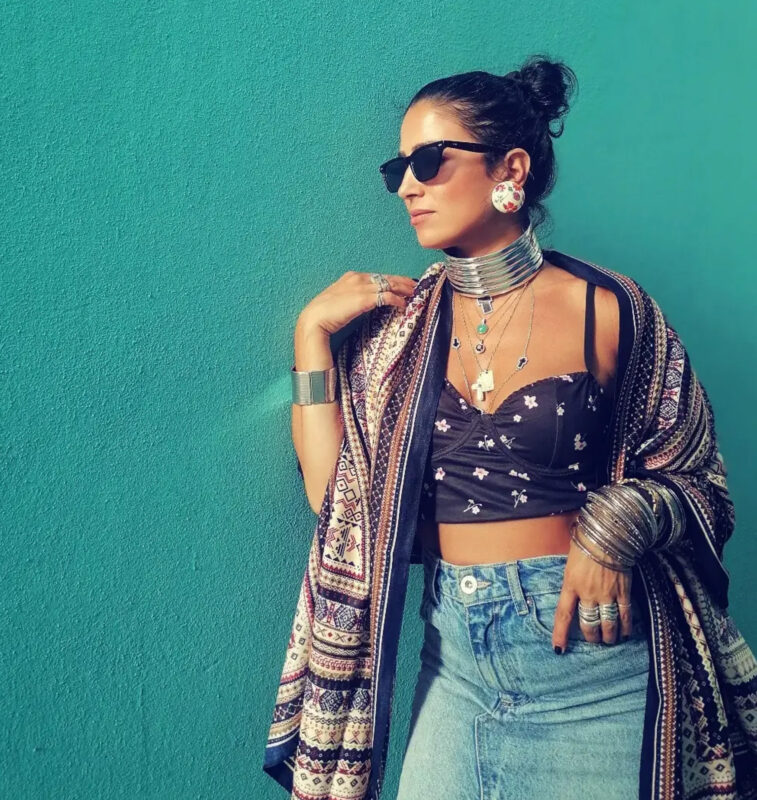 Γυναίκα με τζιν, cropped top, statement τσόκερ, layered κοσμήματα και κιμονό σε maximal denim look.